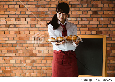 ベーカリー　女性 46136525