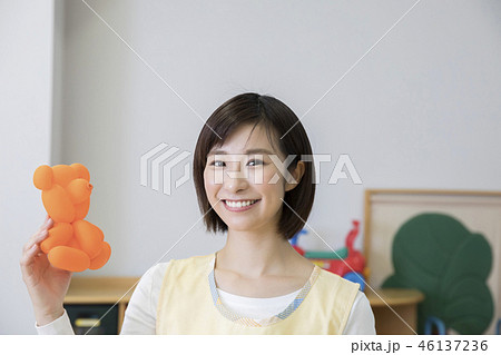 バルーンアートの熊を持つ保母さん　保育士　資格取得 46137236