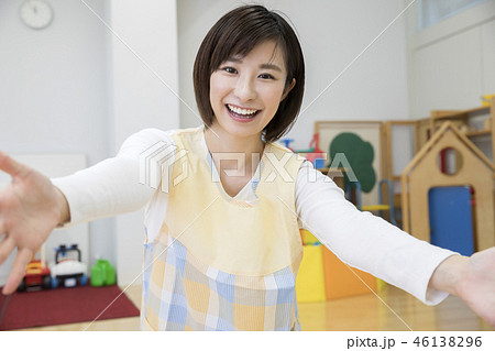 園児においでと呼びかける保母さん 46138296