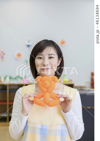 バルーンアートの熊を持つ保母さん　保育士　資格取得 46138694