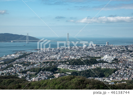 明石海峡大橋と神戸市垂水区街並み 46138744