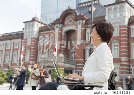 車椅子の女性弁護士 ビジネスマン 東京丸の内 車椅子の女性弁護士 ビジネスマン 東京丸の内 46141183