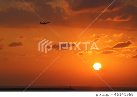 飛行機と夕日 46141969