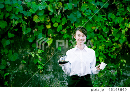 カフェ　店員 女性 46143649