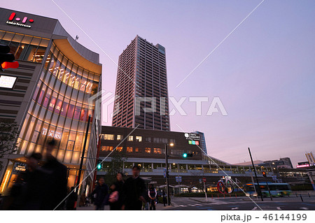 日本の川崎都市景観　武蔵小杉駅前の「ららテラス武蔵小杉」やタワーマンション群などを望む 46144199
