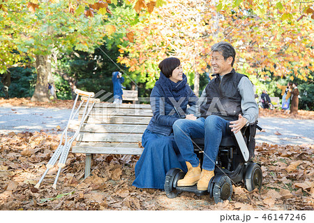 シニア夫婦介護 最新電動車椅子 男性が車椅子 46147246