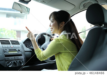 車を運転する女性の写真素材