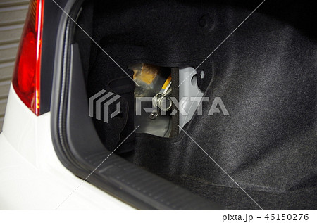 乗用車のトランクの側面の内張りを開けた奥に収納されている純正品の車載ジャッキ 46150276