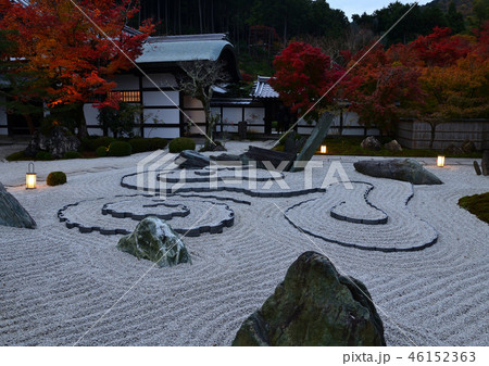 夕暮れの圓光寺の庭園 46152363