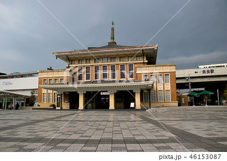 三代目のJR奈良駅駅舎と二代目のJR旧奈良駅駅舎 221系が入線中 46153087
