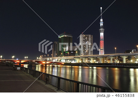修理中の金のオブジェと墨田川夜景 46155838