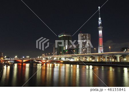 修理中の金のオブジェと墨田川夜景 46155841