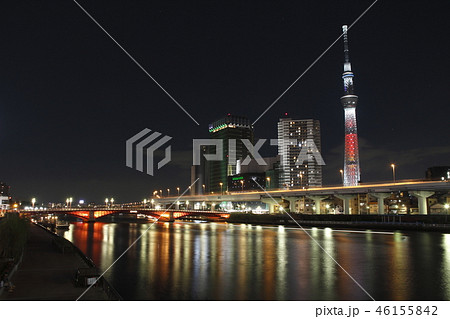 修理中の金のオブジェと墨田川夜景 46155842