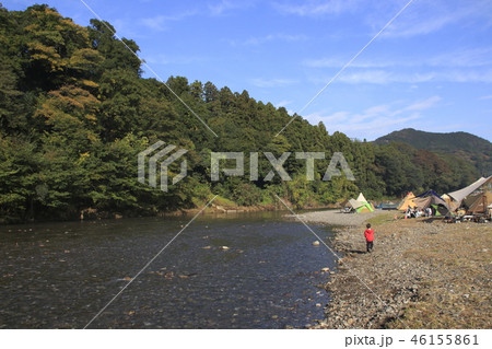 キャンプ客が集まる晩秋の巾着田にて キャンプ客が集まる晩秋の巾着田にて 46155861
