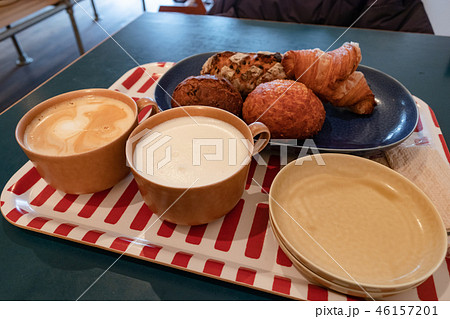 ホットミルク、カフェラテとパン ホットミルク、カフェラテとパン 46157201