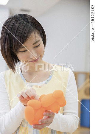 バルーンアートの熊を作る保母さん 保育士 資格取得 バルーンアートの熊を作る保母さん 保育士 資格取得 46157237