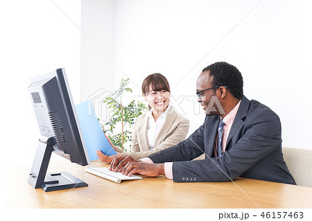 働く外国人と日本人 46157463