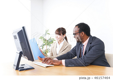 働く外国人と日本人 46157464