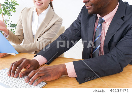 働く外国人と日本人 46157472