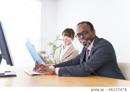 働く外国人と日本人 働く外国人と日本人 46157478