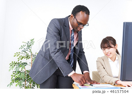 働く外国人と日本人 働く外国人と日本人 46157504