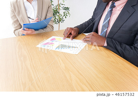 働く外国人と日本人 46157532