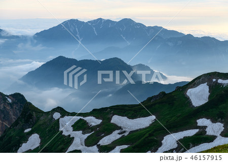 夕暮れの毛勝山 46157915