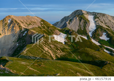 夕暮れの鑓ヶ岳と杓子岳 46157916