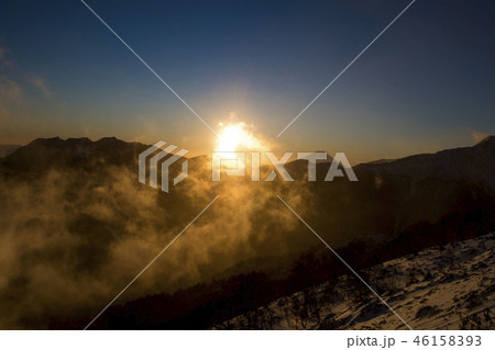 燃える竜のようなご来光と富士山 燃える竜のようなご来光と富士山 46158393
