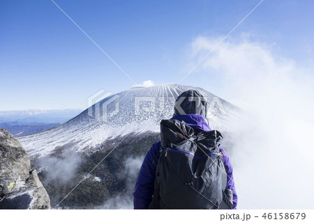 黒斑山から浅間山を眺める女性登山者 46158679