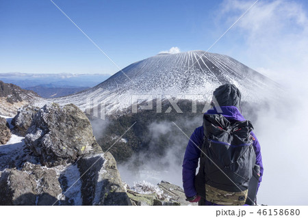 黒斑山から浅間山を眺める女性登山者2 46158680