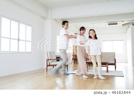 家族　親子　ファミリー　女性　子供　ぶれ 46162844