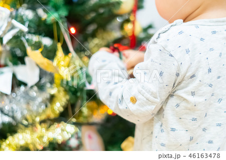 クリスマスイメージ　クリスマスツリーを飾る子供　 46163478