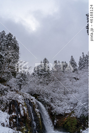冬の山形・銀山温泉　白銀の滝 46168124