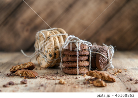 chocolate chip cookies on wooden background. 46168862