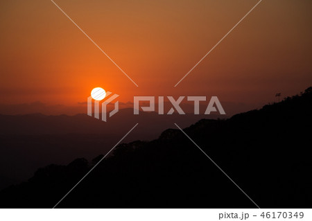 山に沈む夕日　夕焼け 46170349