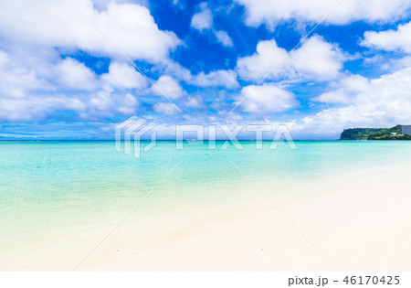 夏イメージ 海 ビーチ 青空 グアムの写真素材