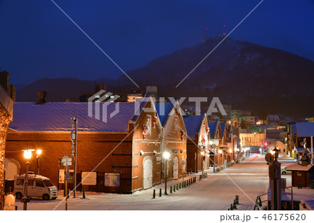 夜明け前の北海道函館市ベイエリア、クリスマスファンタジーの金森倉庫群の風景を撮影 夜明け前の北海道函館市ベイエリア、クリスマスファンタジーの金森倉庫群の風景を撮影 46175620