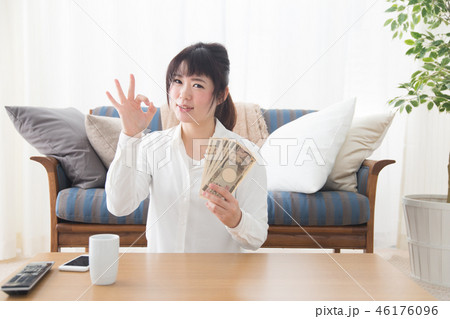 札束・女性 46176096