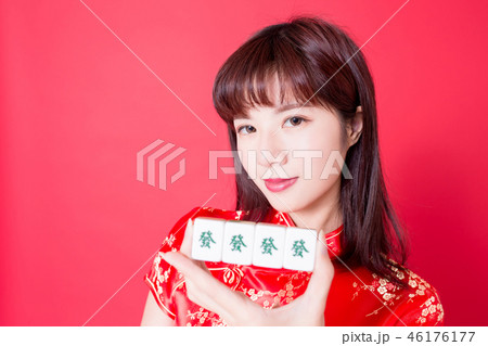 woman show mahjong to you woman show mahjong to you 46176177