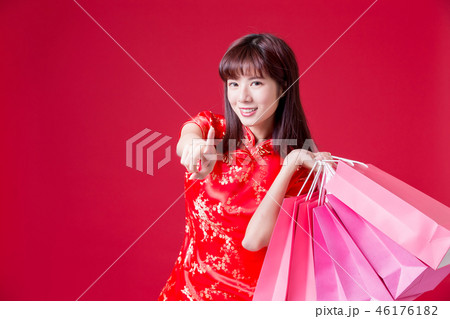 cheongsam woman show shopping bags cheongsam woman show shopping bags 46176182