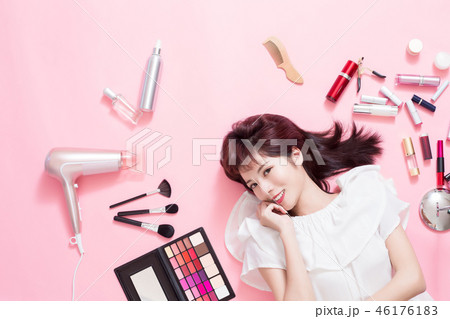 woman smile with makeup tools 46176183