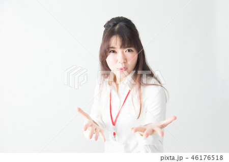 OL・白シャツ・白バック 46176518
