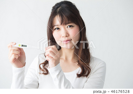 女性・体温計・白バック 女性・体温計・白バック 46176528