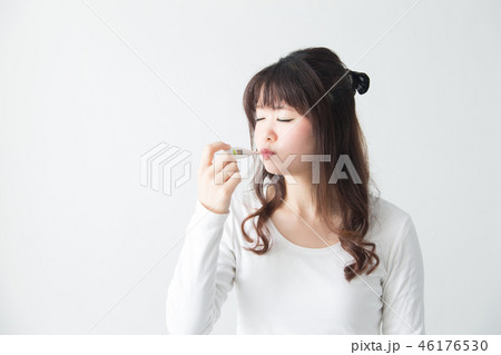 女性・体温計・白バック 46176530