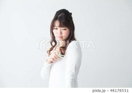 女性・体温計・白バック 女性・体温計・白バック 46176531