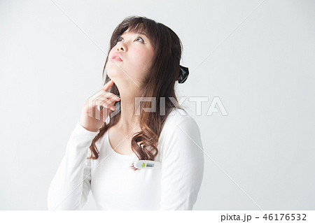 女性・体温計・白バック 46176532