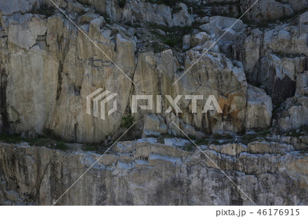 荒い岩肌 46176915