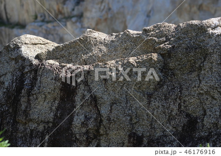 荒い岩肌 荒い岩肌 46176916