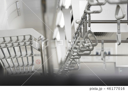吊革　電車　バス　公共交通機関 46177016